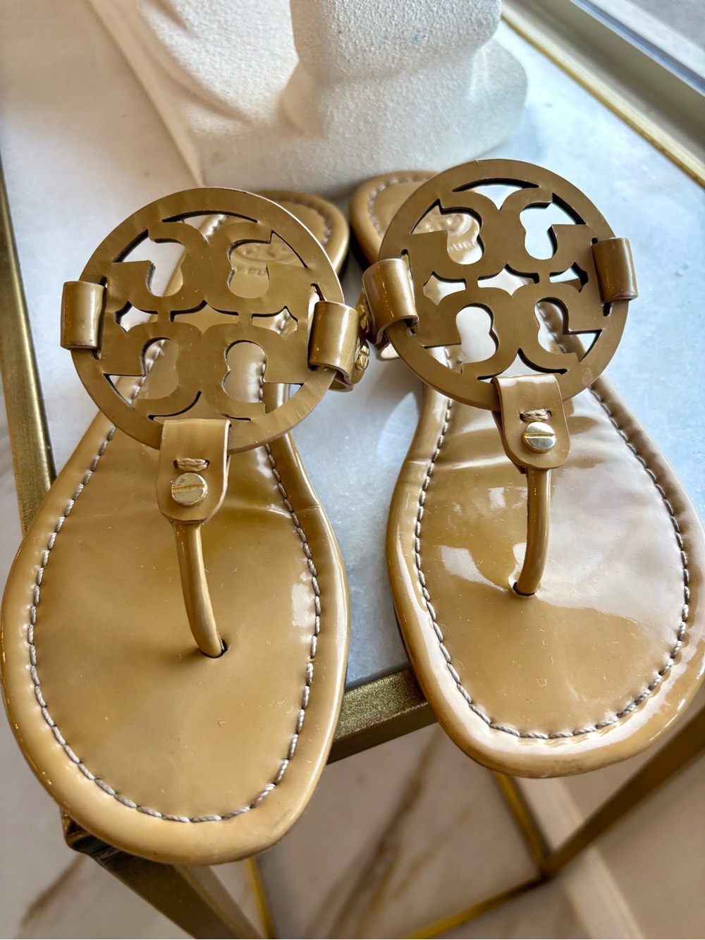 NICE Tory Burch Miller Patent Logo Thong Sandals in Tan Sand Beige 6.5